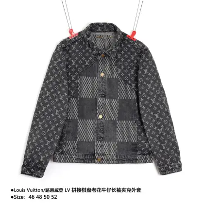 Louis Vuitton/路易威登 LV 拼接棋盘老花牛仔长袖夹克外套 这款重工的石洗牛仔夹克是Nigo联名款,日本设计师Nigo为2020早秋指引的潮流方向,经典Mon*m图案和Giant Damier图案经由波浪线条衔接,再以明线满溢摩登派格调,做旧五金扣子链条订制,牛仔定制提花布料,这个面料非常考究,采用重工四次高难度洗水,手感不输柜上,面料品质让你一目了然,提花细节堪称完美至极,每一处都勾勒的十分到位,立体解构裁剪拼接设计,版型合体干练,男女上身都帅气十足. 款式编号:CC-56056056032